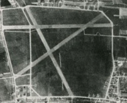 Luchtfoto van het vliegveld van Leeuwarden. De luchtfoto is in juni 1943 gemaakt.. 